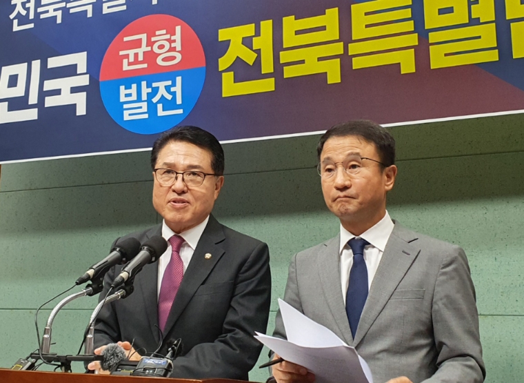 더불어민주당 한병도 의원(오른쪽)과 국민의힘 정운천 의원이 지난달 30일 전북 도의회에서 기자회견을 갖고 있다. (사진=연합뉴스)
