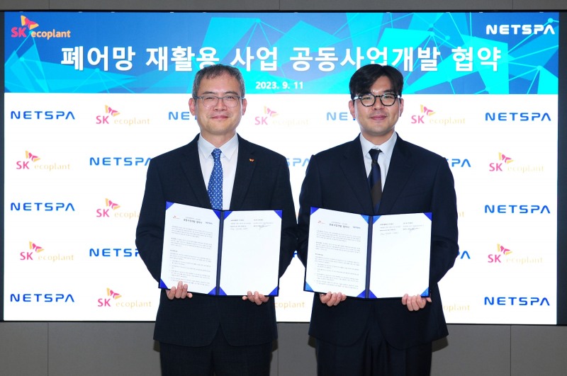 이대혁 SK에코플랜트 글로벌에코BU 대표(왼쪽), 정택수 넷스파 대표가 협약서를 들고 기념촬영을 하고 있는 모습.(사진=SK에코플랜트)