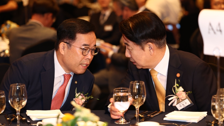 이동관 방송통신위원장과 국민의힘 박성중(왼쪽) 국회 과방위 간사가 지난 11일 서울 중구 롯데호텔에서 열린 2023 방송통신위원회 방송대상 시상식에서 대화하고 있다. (사진=연합뉴스)