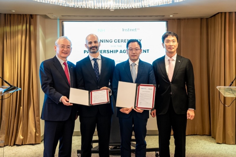 NH투자증권이 13일(현지시간) 런던 도체스터 호텔에서 인스티넷 유럽과 사업협약을 진행했다. 정영채(왼쪽 첫번째) 대표이사와 귀빈들이 서명 세레모니 후 기념촬영을 하고 있다. 왼쪽부터 정영채 NH투자증권 사장, 살바도르 로드리게스 인스티넷 유럽 managing director, 이용성 NH투자증권 런던법인장, 이복현 금융감독원장. 사진=NH투자증권