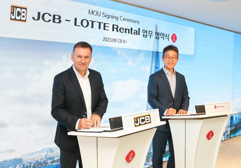 롯데렌탈 최진환 사장(오른쪽)과 JCB 그레이엄 맥도널드 CEO(왼쪽)가 업무협약 체결식을 진행하고 있다.(사진=롯데렌탈)