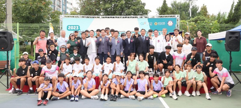 경기도의회의장배 소프트테니스대회 개회식 참석인사들이 기념촬영을 하고있다.