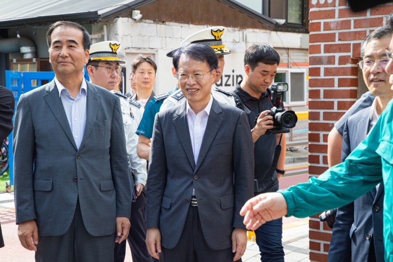 어린이 교통안전 홍보협약식에 앞서 어린이 보호구역 현장을 점검하고 있다.(앞쪽 좌측부터 도로교통공단 이주민 이사장, 한국교통안전공단 권용복 이사장).(사진=한국교통안전공단)