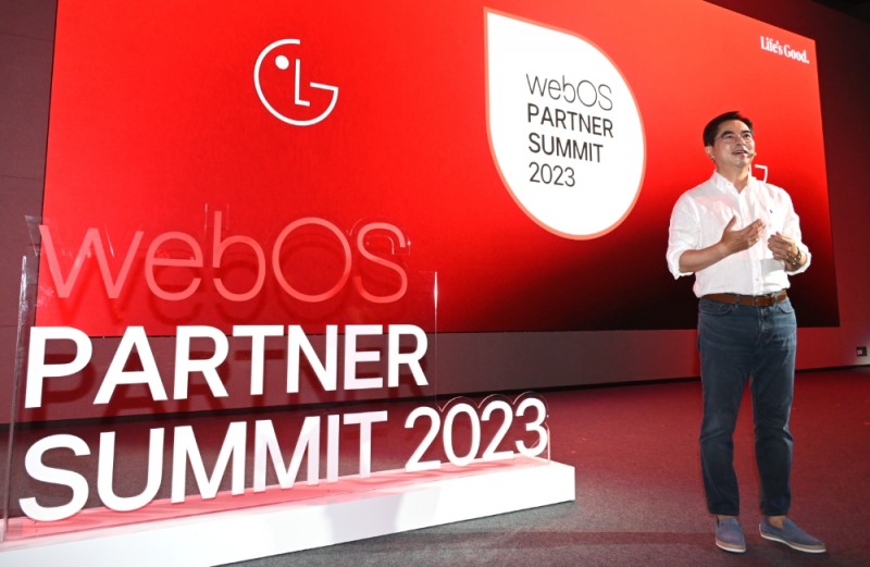 19일 서울 마곡 LG사이언스파크에서 열린 webOS 파트너 서밋(Partner Summit) 2023에서 LG전자 박형세 HE사업본부장(부사장)이 ‘미디어&엔터테인먼트 플랫폼 기업’으로의 전환을 강조하며 기조연설을 하고 있다. 사진=LG전자