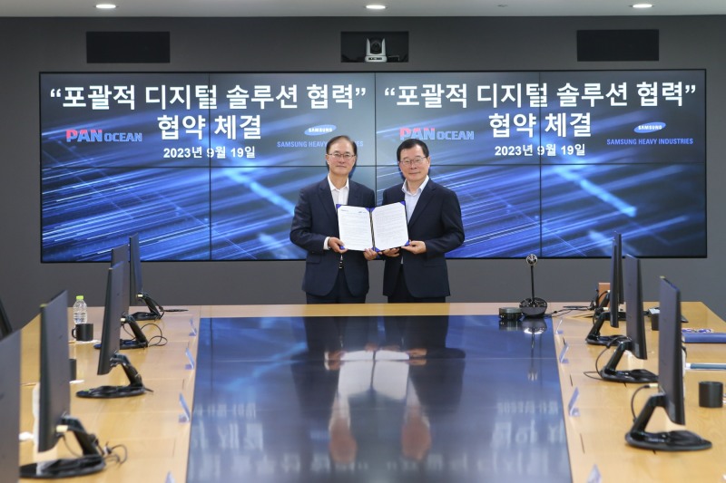 포괄적 디지털 솔루션 협력 MOU 체결 후 정진택 삼성중공업 사장(오른쪽)과 안중호 팬오션 대표의 기념촬영 모습.(사진=삼성중공업)