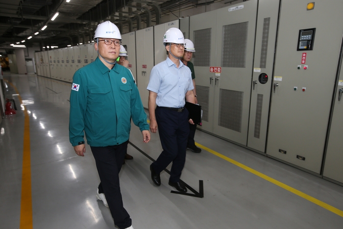 이홍복 경륜경정총괄본부장(좌측)이 종합방재센터를 방문해 현장 안전점검을 시행하고 있다. (사진 =국민체육진흥공단)