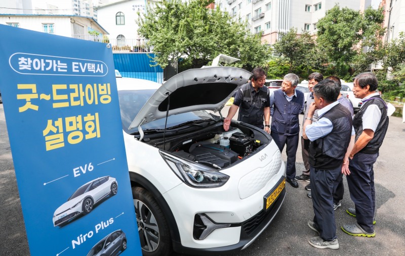 지난 9월 19일 서울 개인택시 남서지부 소속 택시 운전자들이 기아의 전기차 택시 고객 대상 안전 교육 프로그램 ‘찾아가는 EV 택시 굿 드라이빙’에 참여하고 있는 모습.(사진=기아)