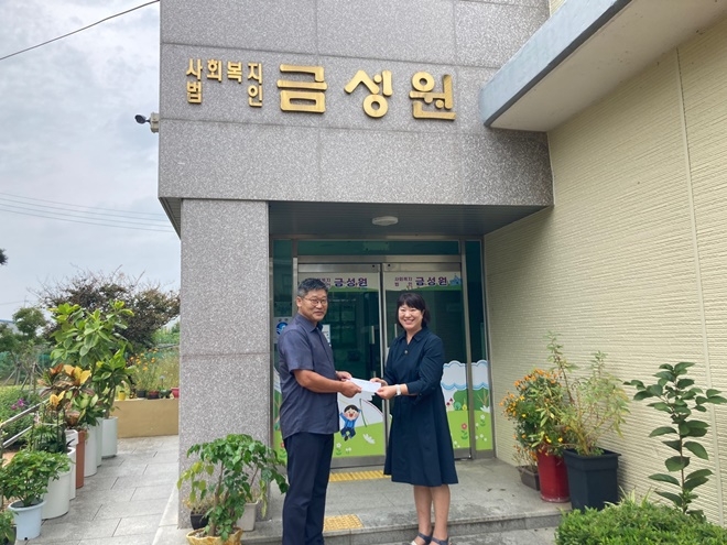 임춘덕센터장이 최성숙 원장에게 성금을 전달하고 있다.(사진제공=광주솔로몬로파크)