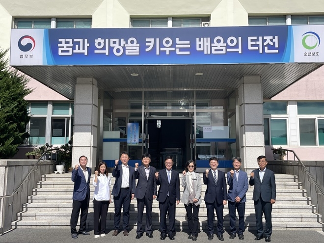 부상준 춘천지법원장 등 일행이 춘천소년원 방문 기념촬영.(사진제공=춘천소년원)