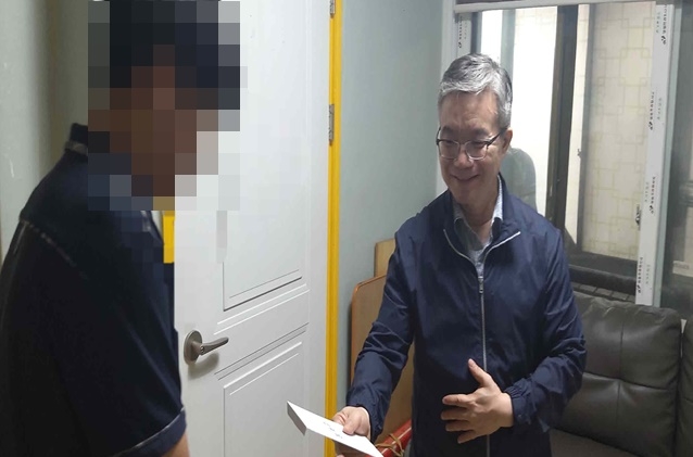 상담조사 학생 가정에 방문해 장학금을 전달하고 격려하고 있다.(사진제공=서울남부청소년꿈키움센터)