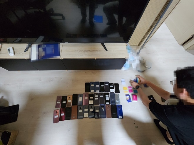 23. 6. 27. 경기도 수원. 자금세탁책(30대·남) 체포 현장에서압수한 휴대폰 및 유심칩 사진.(제공=부산경찰청)