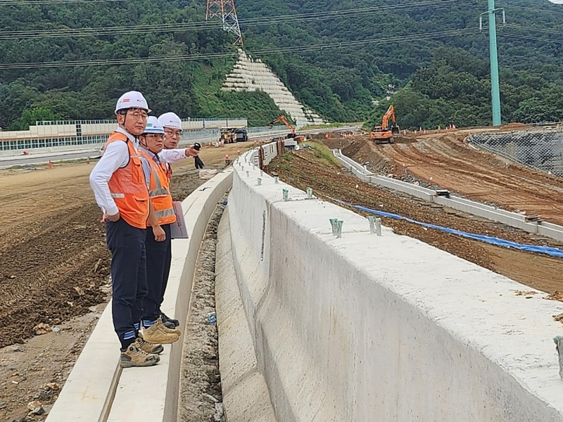 지난 21일 곽수윤 DL건설 대표이사(오른쪽)가 ‘안성구리12공구’ 현장을 방문해 특별 안전점검을 진행하고 있다.(사진=DL건설)