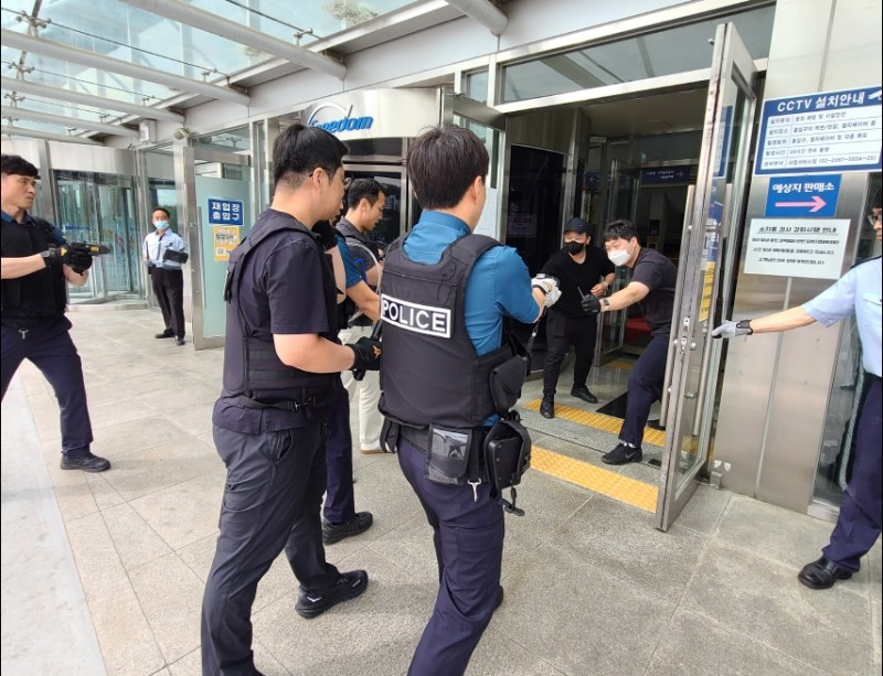 경륜경정총괄본부 직원과 경찰이 합동으로 흉기난동 상황을 가정하여 흉악범과 대치하는 위기상황 대응 합동훈련을 하고 있다. (사진=국민체육진흥공단)