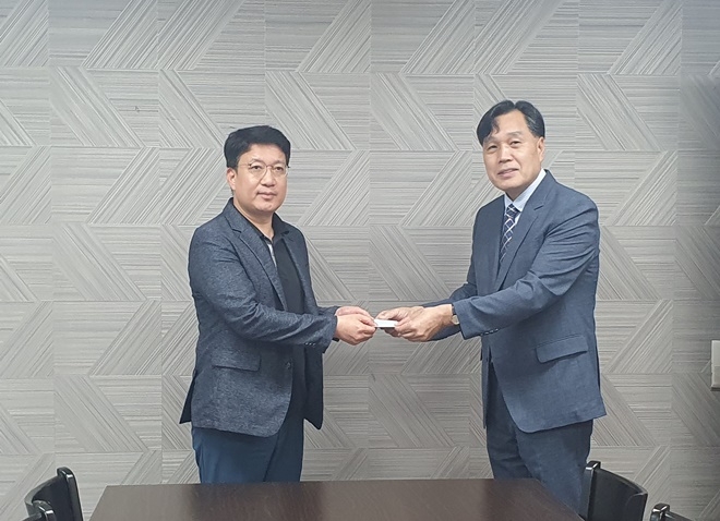 부산솔로몬로파크 권용목 센터장(우측)이 부산청소년자립생활관 이동철 관장에게 성금을 전달하고 있다.(사진제공=부산청소년비행예방센터)