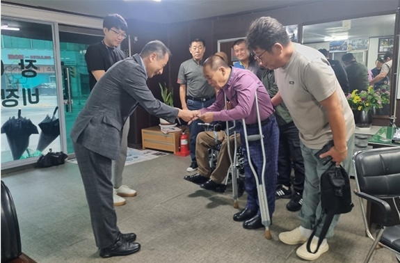 인천청소년꿈키움센터 석철우 센터장이 (사)한국중증복지장애인협회 김명준 인천시협회장에게 후원금을 전달하고 있다.(사진제공=인천청소년꿈키움센터)