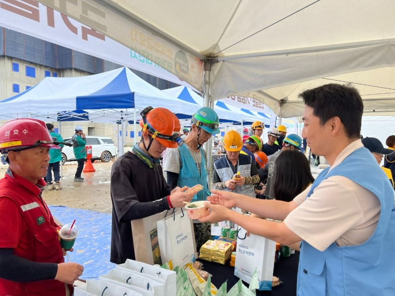 포스코이앤씨 직원이 행사에 참석한 각 국의 근로자분들께 명절음식과 추석선물을 드리고 있다.(사진=포스코이앤씨)