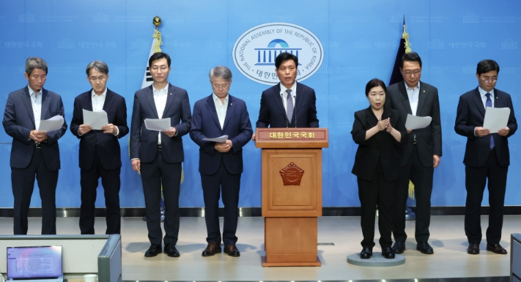 지난 9월 12일 국회 소통관에서 정필모 의원 (왼쪽부터 두 번째) 등 민주당 과방위원들이 기자회견을 하고 있다. (사진=연합뉴스)