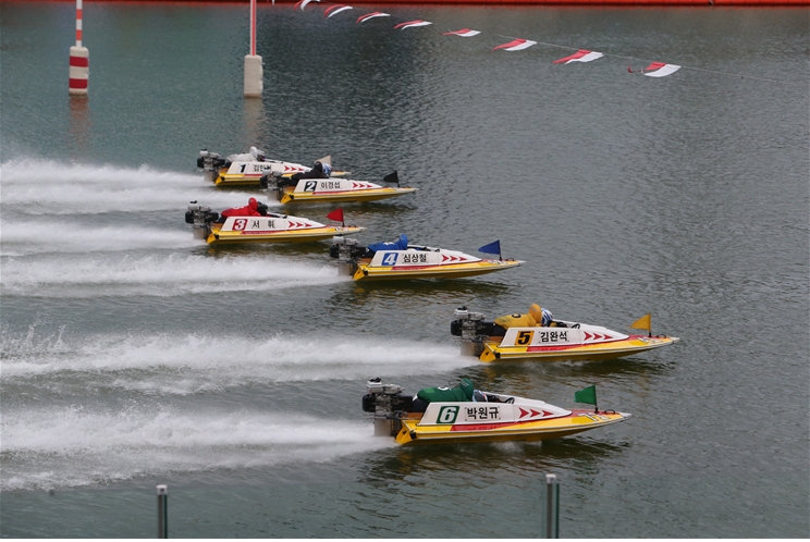 미사리경정장에서 선수들이 힘차게 출발하고 있다.(사진=국민체육진흥공단)