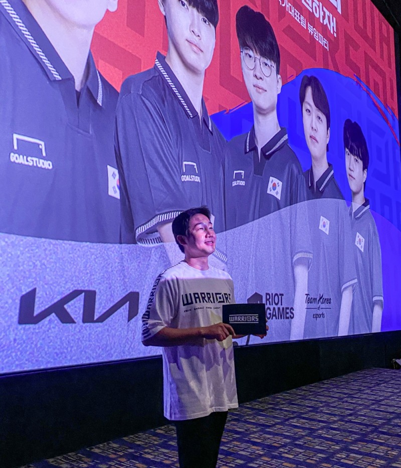 MC준(김학준)이 항저우 아시안게임 e스포츠 리그 오브 레전드 뷰잉파티를 진행하고 있다.