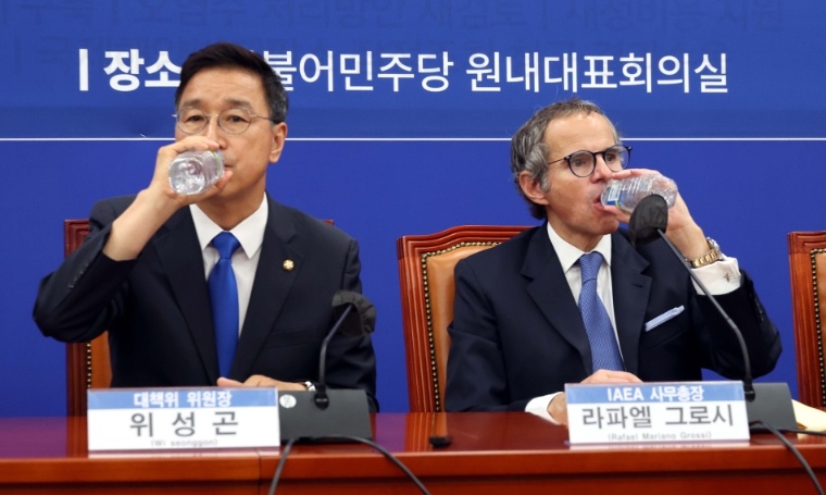 더불어민주당 위성곤 의원(왼쪽)과 라파엘 그로시 IAEA 사무총장이 지난 7월 9일 국회에서 면담 도중 물을 마시고 있다. (사진=연합뉴스)