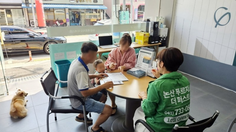 논산 푸르지오 더 퍼스트 청약지원센터에서 상담 받는 고객 모습.(사진=대우건설)