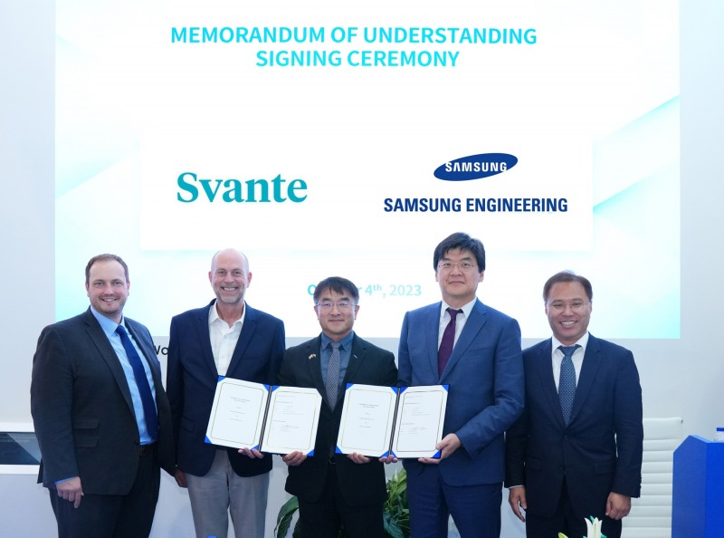 삼성엔지니어링 남궁 홍 사장(가운데)과 스반테 클로드 르터노 사장(왼쪽 두번째) 등 양사 경영진이 기념 촬영하고 있다.(사진=삼성엔지니어링)