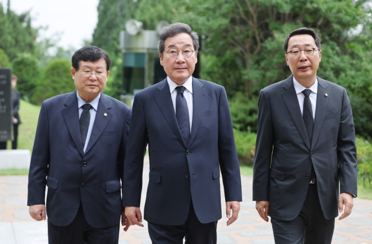 지난 6월 28일 더불어민주당 이낙연 전 대표, 설훈 의원, 윤영찬 의원(오른쪽) 등이 서울 동작구 국립서울현충원에서 고 김대중 전 대통령 묘소를 찾아 참배한 뒤 함께 이동하고 있다. (사진=연합뉴스)