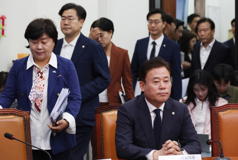 지난 9월 25일 국회에서 열린 더불어민주당 최고위원회의에 최고위원들이 입장하고 있는 가운데 송갑석 의원이 앉아있다. (사진=연합뉴스)