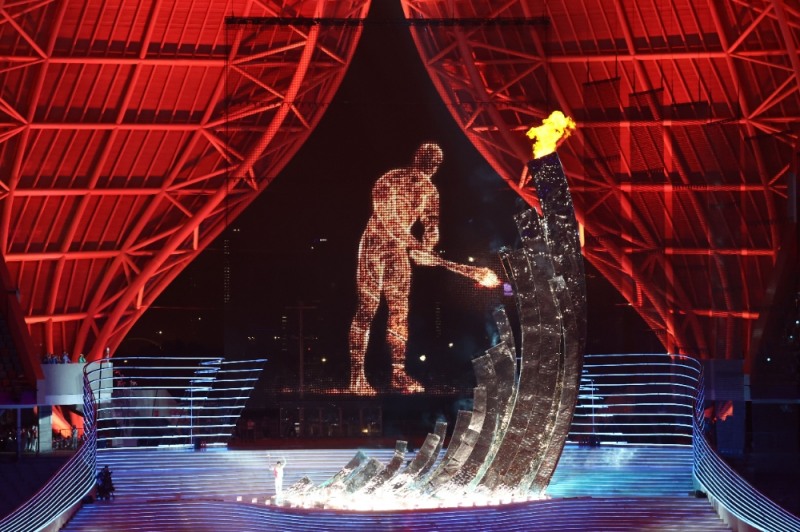 23일 오후 중국 항저우 올림픽 스포츠센터 스타디움에서 열린 2022 항저우 아시안게임 개회식에서 도쿄 올림픽 수영 남자 200m 개인혼영 금메달리스트 왕순과 디지털 점화자가 함께 성화를 점화하고 있다. 사진=연합뉴스