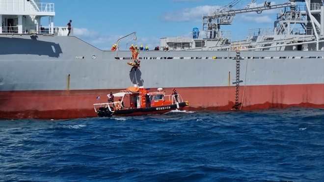 해양경찰 구조대원이 줄에 매달려 응급환자를 보트로 이송 조치하고 있다.(사진제공=울산해양경찰서)
