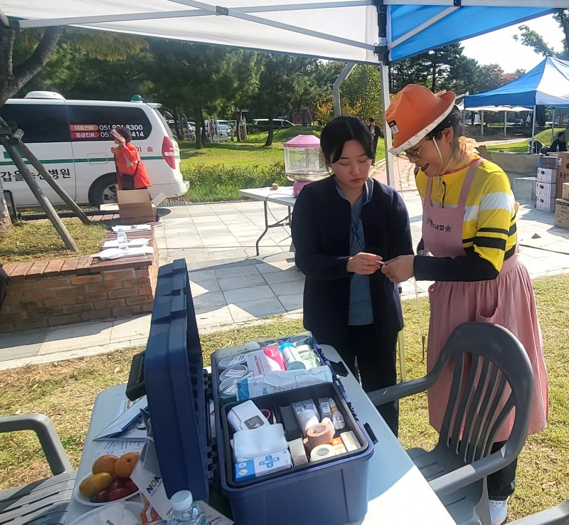 갑을녹산병원은 지난 14일 부산시 강서구 화전동 화암공원에서 열린 ‘제29회 녹산동민 화합한마당축제‘에 구급차 및 의료부스 지원하고 의료진이 행사에 참여한 지역민의 상처를 치료하고 있다.(사진=KBI그룹)