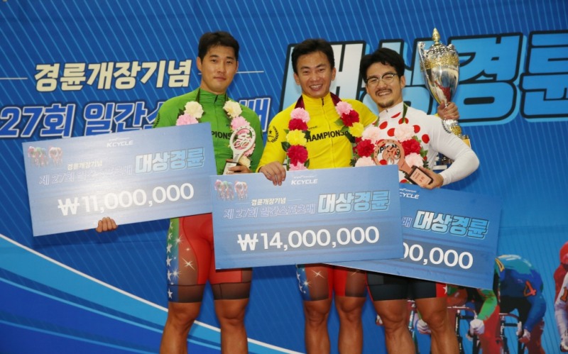 광명스피돔에서 열린 일간스포츠배 대상경륜 시상식에서 입상자들이 트로피를 들고 기뻐하고 있다(좌측부터 2위 양승원, 우승 정종진, 3위 류재열). (사진=국민체육진흥공단)