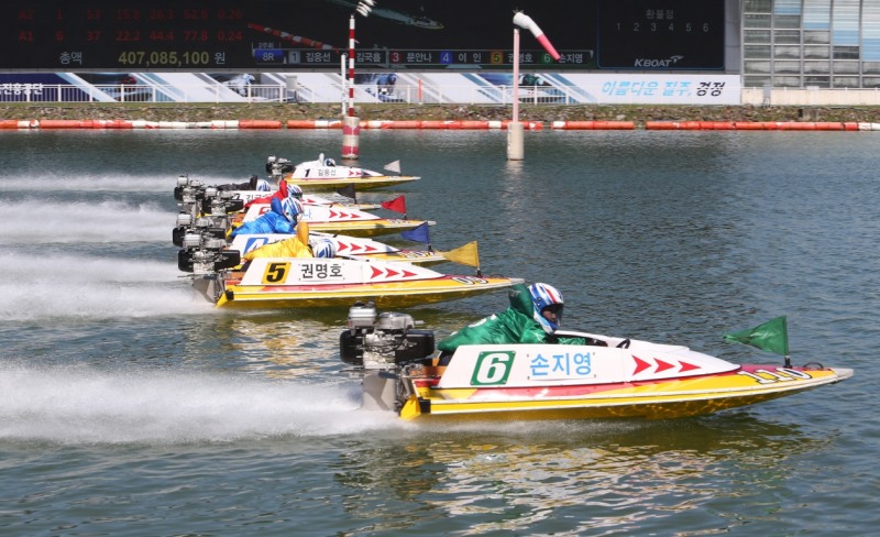 미사리경정장에서 출전 선수들이 플라잉스타트로 경주를 출발하고 있다. (사진=국민체육진흥공단)