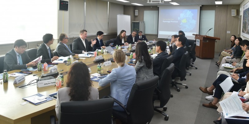 바이오콤 관계자들과 논의를 진행하고 있다.