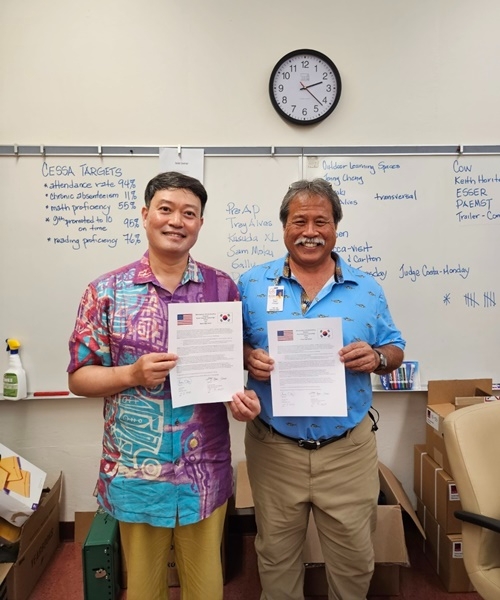 업무협약 체결 모습.(왼편 남동현 선화여자중학교 교감, 오른편 미첼 오타니 칼라니고등학교장).(사진제공=부산교육청)