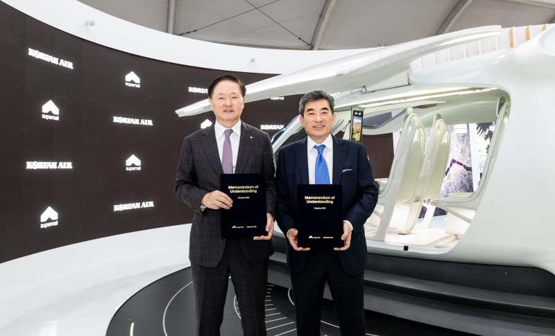 우기홍 대한항공 대표이사 사장(왼쪽)과 신재원 현대자동차 사장이 기념촬영을 하고 있는 모습.(사진=대한항공)