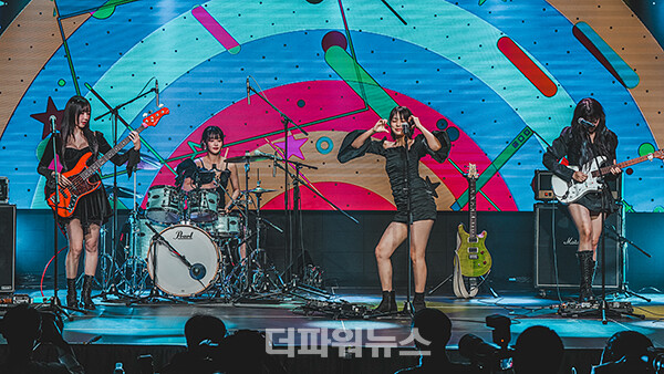 큐더블유이알,싱글1집쇼케이스