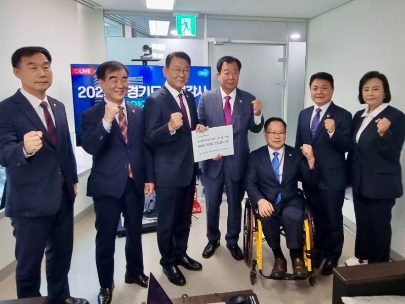 서한문 전달 후 기념촬영을 하고있다.