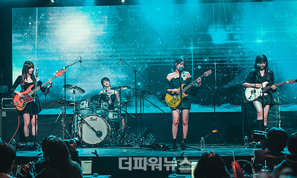 큐더블유이알,싱글1집쇼케이스