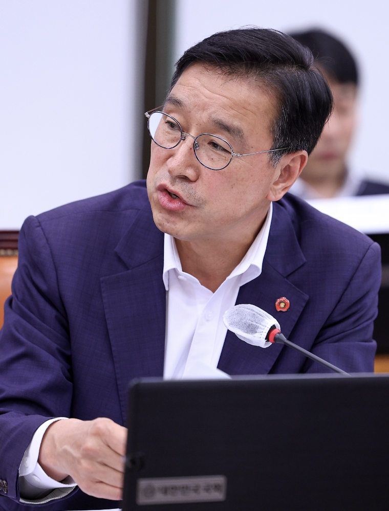 지난 13일 국회에서 열린 농림축산식품해양수산위원회의 국정감사에서 더불어민주당 위성곤 의원이 질의하고 있다. (사진=연합뉴스)