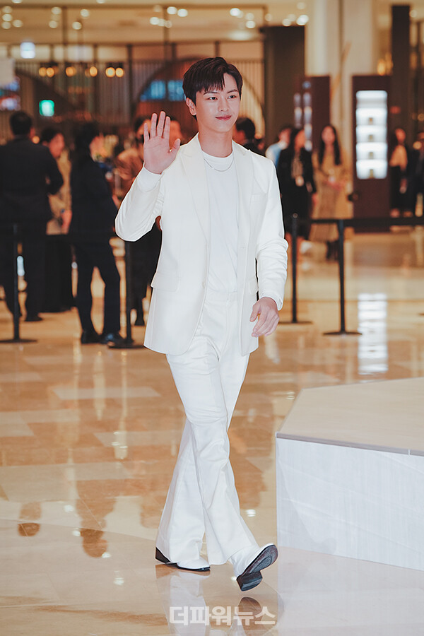 육성재,포토월행사