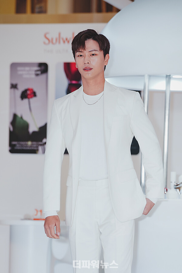 육성재,포토월행사