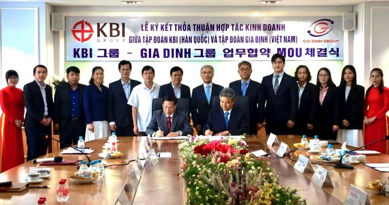 박한상 KBI그룹 부회장(앞줄 좌측 두번째)이 지난 17일 베트남 호찌민시 자딘그룹 본사에서 응우엔 찌 쭝(Nguyen Chi Trung) 자딘그룹 회장(앞줄 좌측 첫번째)과 함께 업무협약서에 서명을 하고 있다.(사진=KBI그룹)