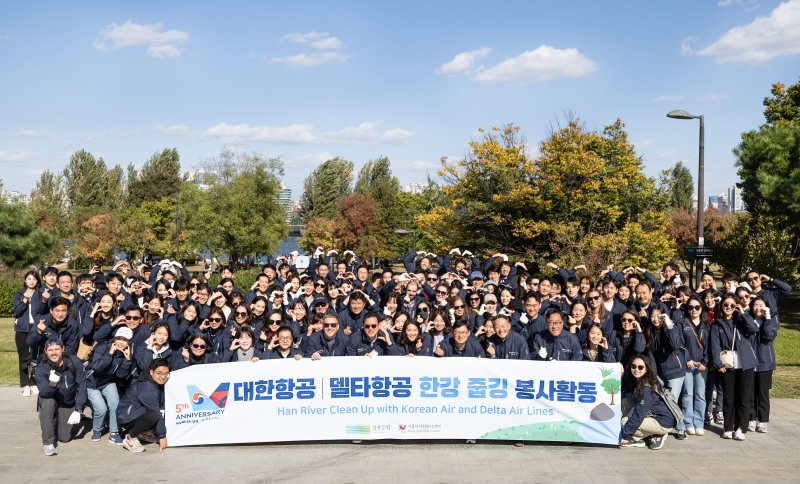 대한항공 및 델타항공 임직원들이 서울 여의도 한강공원에서 열린 '줍깅' 봉사활동에서 기념사진을 촬영하는 모습.(사진=대한항공)