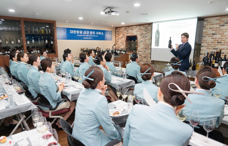 대한항공 와인 컨설턴트인 마크 알머트(Marc Almert)가 대한항공 퍼스트클래스 담당 객실승무원 150명을 대상으로 기내 와인 교육을 실시하는 모습.(사진=대한항공)