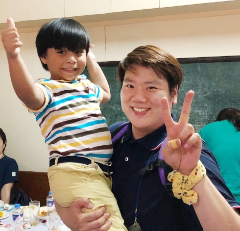 2019년 굿리치 임직원들이 비전트립에 나서 현지 어린이들과 교감을 나누고 있다. 사진=굿리치