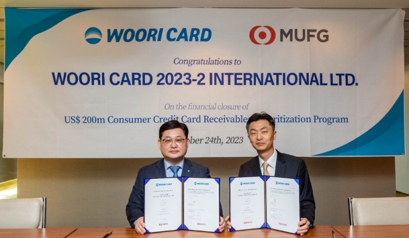 이달 24일 일본 도쿄에서 진행된 해외 자산유동화증권 발행 서명식 행사에서 이재일 우리카드 경영기획본부장(왼쪽)과 정태문 MUFG은행 아태지역 유동화 대표가 기념 사진을 촬영하고 있다. 사진=우리카드