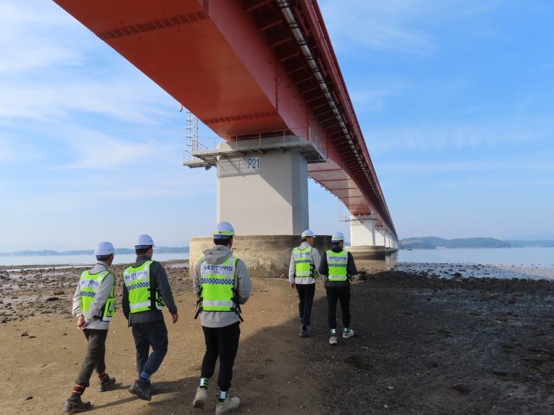김일환 원장 사천대교 정밀안전진단 현장 방문 전경. (사진=국토안전관리원)