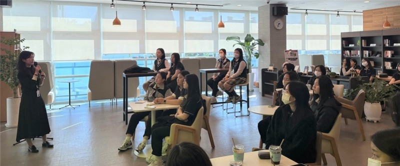 한국부동산원 본사에서 개최된 『기업탐방형 일경험 프로그램』행사사진(대구여상 참여자).(사진=한국부동산원)