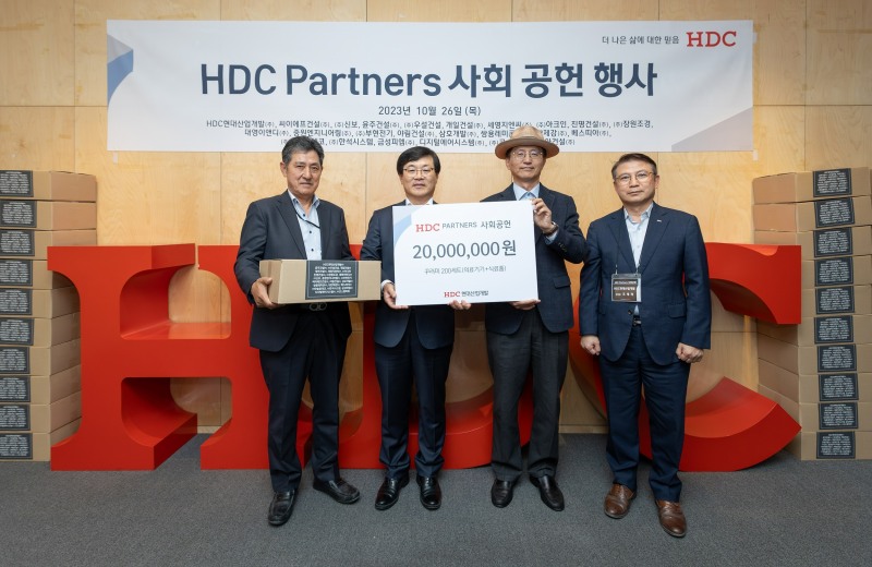 (왼쪽부터) 세아건설 황기만 대표이사, 김회언 HDC현대산업개발 대표이사, 이경직 용산복지재단 사무국장, 조태제 HDC현대산업개발 건설본부장.(사진=HDC현대산업개발)